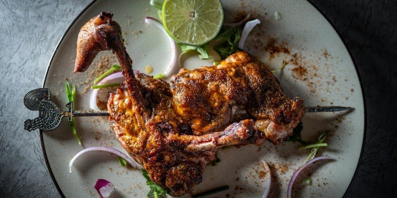 【Course C】WARAYAKIスパイシーチキンや鰹のたたきなど全8品＋2H滞在飲み放題付き