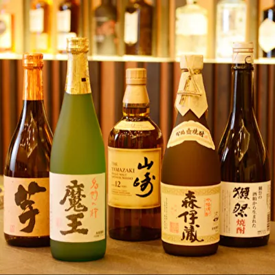 カウンターに並ぶお酒から、お好みの一本をお選びいただけます