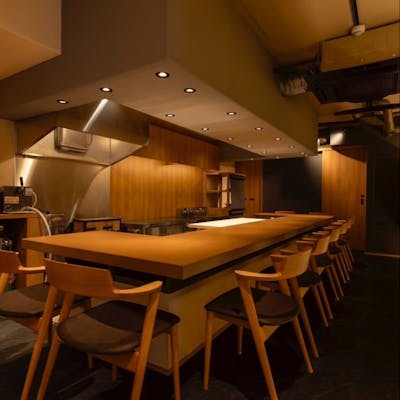 一新された老舗の隠れ家で特別な時間を