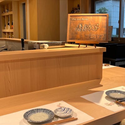 炭の香りと音に酔う、五感で楽しむ浜焼き処