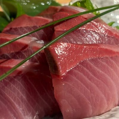 豊洲直送の海の幸を、静かなカウンターで炙る店