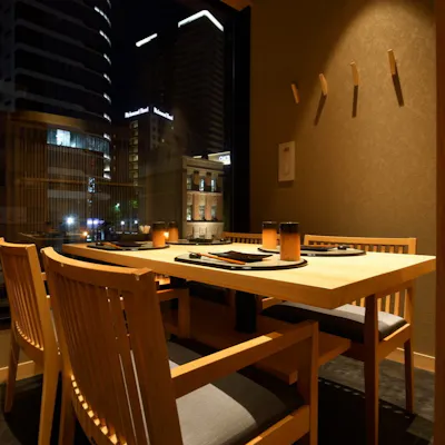 堀川の夜景を眺められる個室