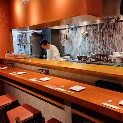 独創的な内装の中調理を見ながらお食事を楽しむ
