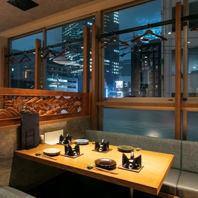 夜景を眺めながらお食事を楽しめる