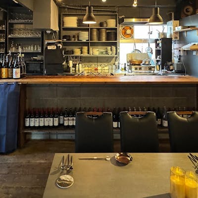 黒を基調としたスタイリッシュな空間