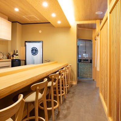 オーナー自らデザインした、和の趣漂う洗練された空間