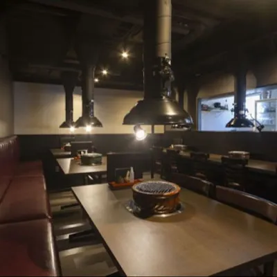 くつろげる店内空間で、美味しいお肉をお召し上がりください。