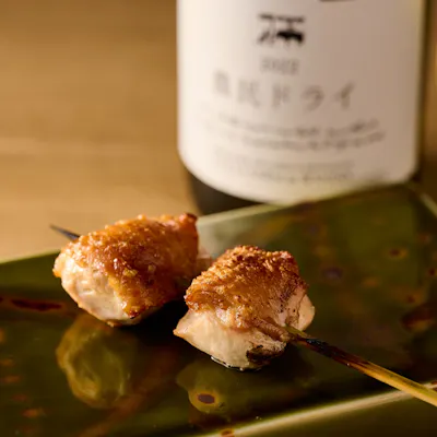 厳選した地鶏を炭火で味わう