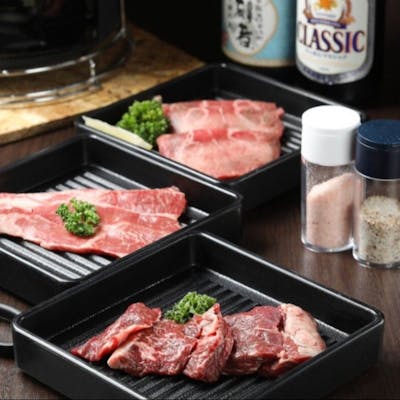 炭火で焼く、臭みゼロの柔らかラム。特製だれが相性抜群。