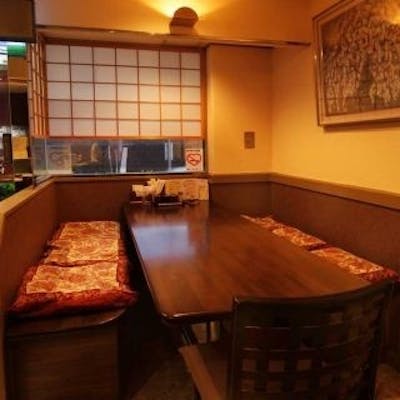 カウンター席と広々としたボックス席を完備