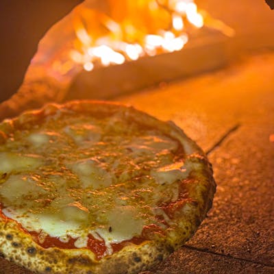 石窯で一枚一枚焼き上げる本格ナポリピッツァ