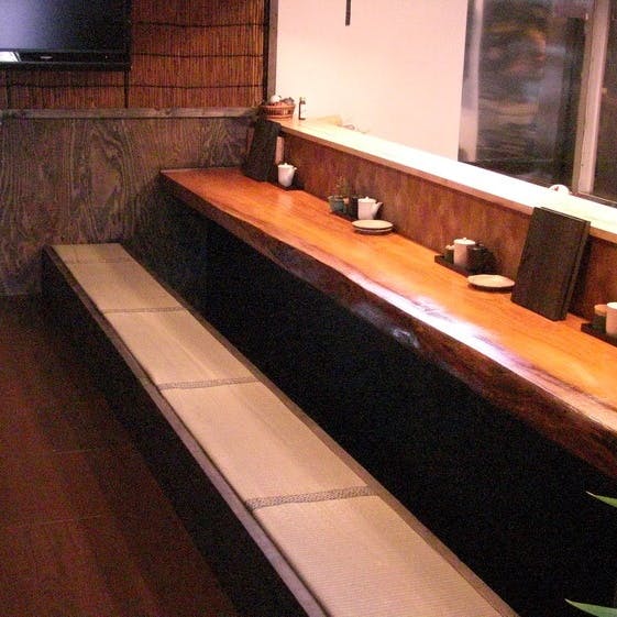 和の趣を感じる落ち着いた店内