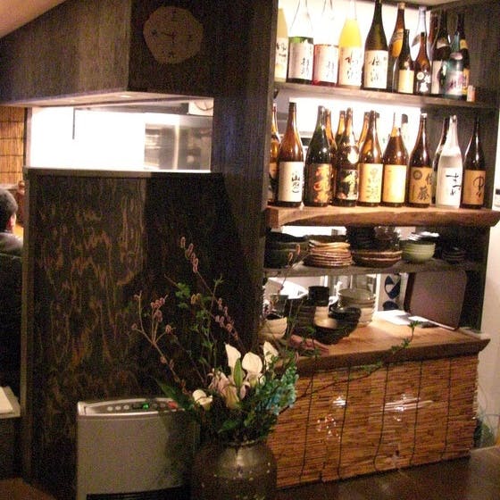 多彩な日本酒が並ぶカウンター