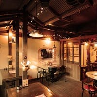 韓国風の店内でK-Popとともに楽しいひとときを