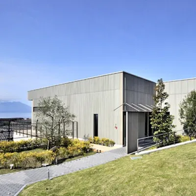 黒酢の歴史や製法を学べるショップ併設