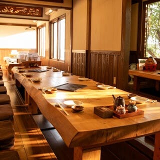 温もりのある落ち着いた空間での食事