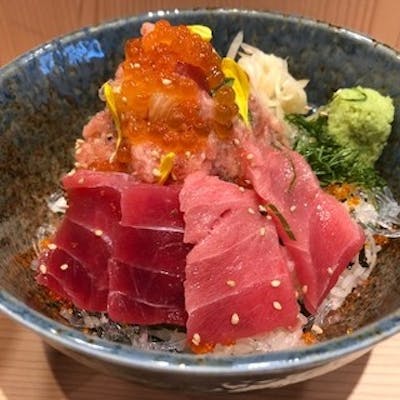 ランチタイム限定!旬の海鮮丼をお得に提供