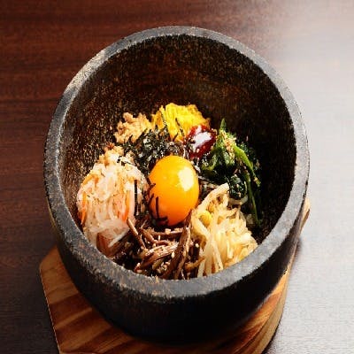 一人でも気兼ねなく楽しめる。提供も早く、石焼きビビンバなどサイドメニューも絶品