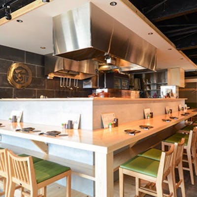 お寿司屋スタイルの焼き鳥屋!新鮮味を感じられる居酒屋です