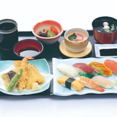 ランチは夕方まで通し営業。数量限定の日替わり定食、ライスおかわり自由