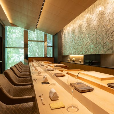 檜で作られた鮨カウンター、岡山の伝統的な備前焼や京都の清水焼を愛でながら、一流の江戸前鮨を