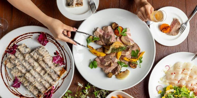 【カジュアルコース】前菜の盛り合わせからお肉料理など＋2時間飲み放題