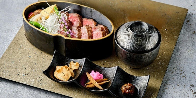 【1日10食限定】黒毛和牛ステーキ重　（サラダ・フルーツ＆スープブッフェ付き）＋デザート付