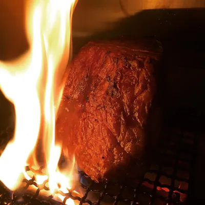 厚切り肉を備長炭で丁寧に焼き上げる