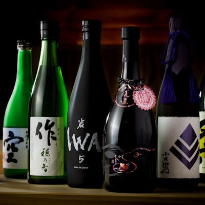 地酒とワインで鮨の味わいを引き立てる