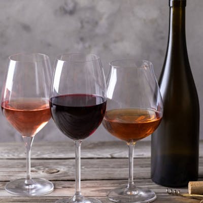 50種類前後のワインをご用意し、様々な料理に合わせてご提供しています。