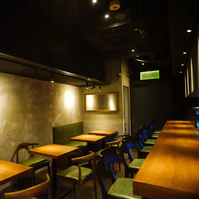シックな店内とライブ感あるカウンター席