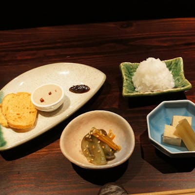 豊富な日本酒・焼酎で焼鳥の魅力をさらに引き立てる