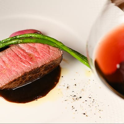 ソムリエ厳選ワインと季節食材を堪能