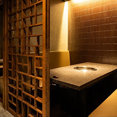1人焼肉に最適な贅沢空間。個室を独占して、上質なひとときをお楽しみください。