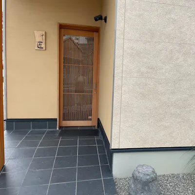 静かな住宅街に佇むお鮨屋さん