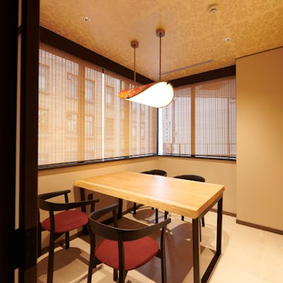 鳥すきやきをメインに、さまざまな部位や鶏をコースで愉しめる「鳥料理 ぼたん」。