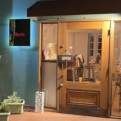 アットホームなカウンター席でのライブ感