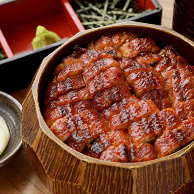外はパリッと香ばしく中はふわっと肉厚。とろっと脂がのった鰻
