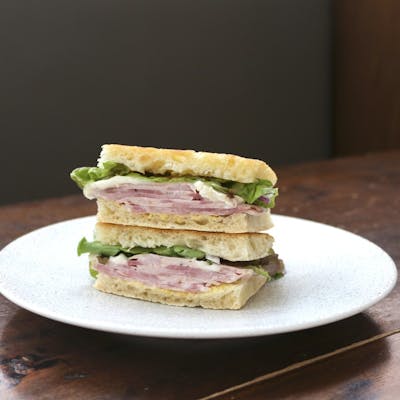 赤レンガのアーチが美しい高架下で味わう、絶品さばサンドとクラフトビール