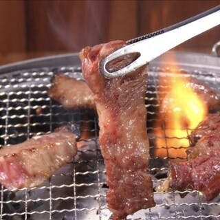 お肉を引き立てる秘伝ダレと豊富なサイドメニュー