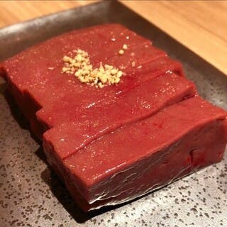 人気の肉寿司・肉刺し、特に上レバーは必食！