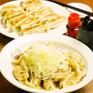 単品飲み放題で人気のレモン鶏や自家製餃子をみんなでシェア