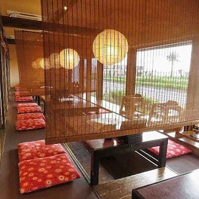 広々とした座席で快適な食事空間