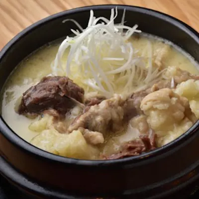 とろとろのモツ煮込みも、はずせない!お酒のアテにどうぞ!
