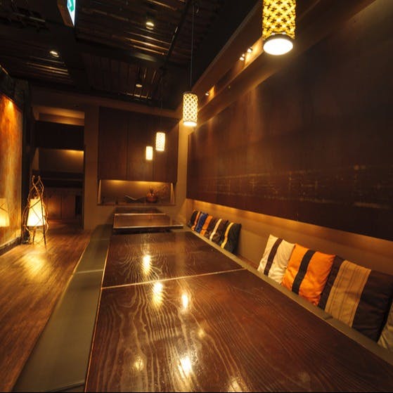 個室・宴会場完備。幅広い人数に対応する全217席の大型店