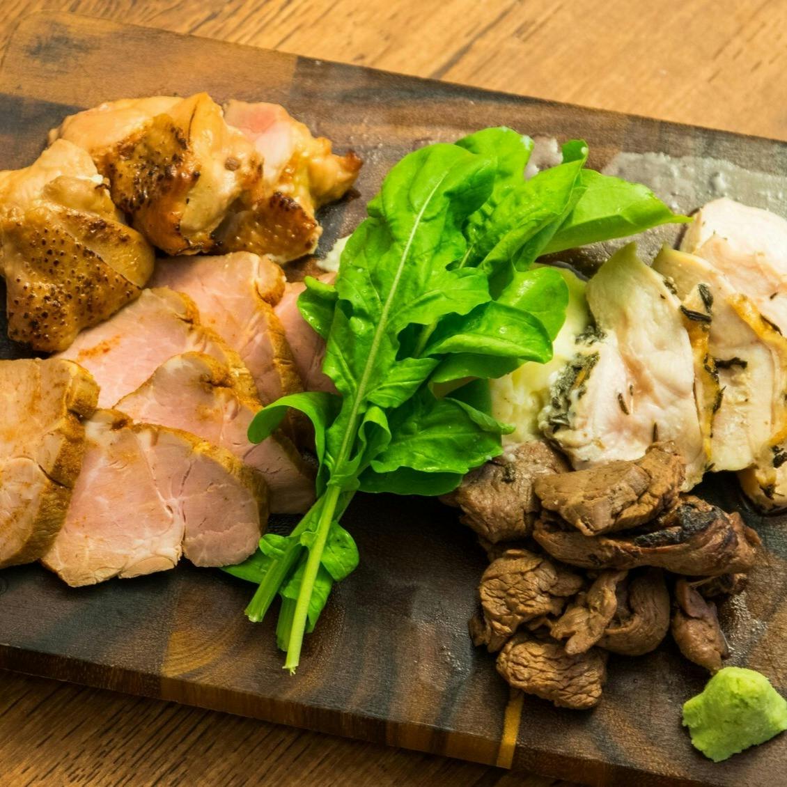 名物ブッチャーズプラッター＆戻り鰹の炙りで香ばしさ満点