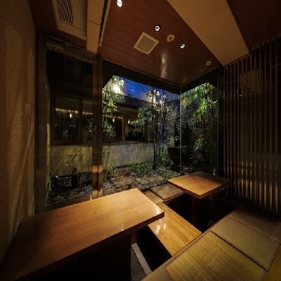 灯りの温もりと静けさが調和する、心休まる上質な空間