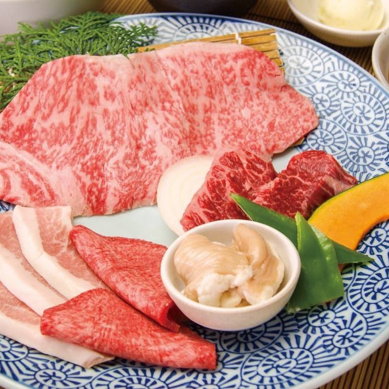 新鮮な肉の盛り合わせ