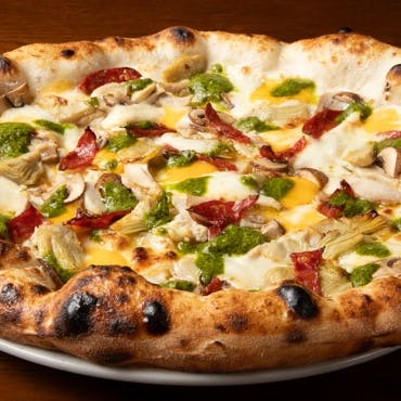 薪窯で焼く本格ピザ