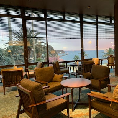 自然光の差し込むティータイム、時間とともに移ろう海の色も味わい深い。